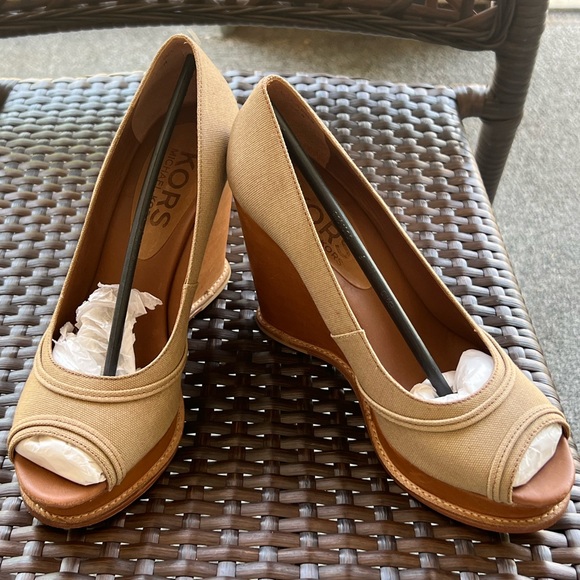 6 1/2 michael Kors tan wedge - Picture 2 of 11